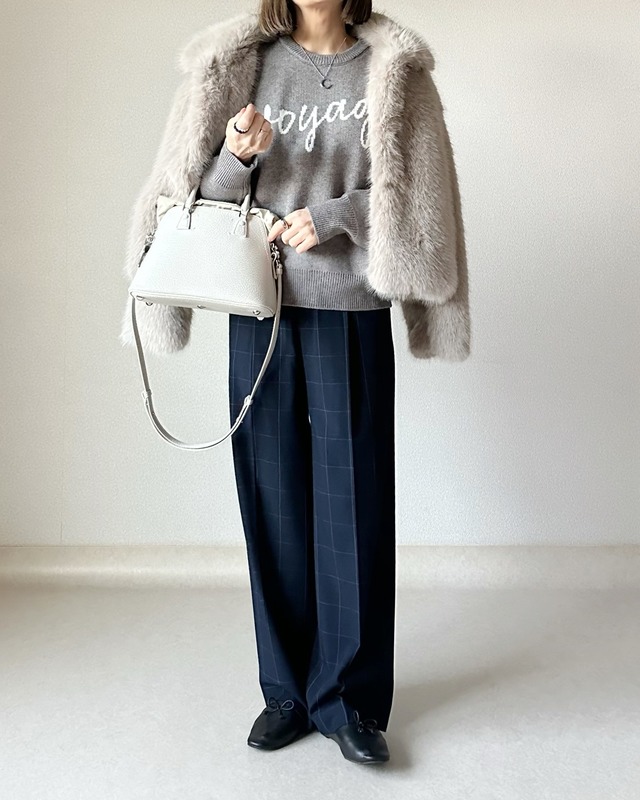 ロゴニットという選択肢。シンプル配色でオシャレ感が上がる着こなし術【40代の毎日コーデ】