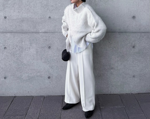 冬こそ挑戦したい、都会的な大人の白。大事にしたいのはシルエットと素材感【40代の毎日コーデ】