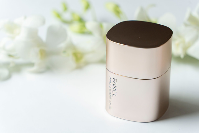 「朝起きた瞬間から疲れた顔になってる、最近の私…」加齢による疲れ顔の原因「キンドリン１」にアプローチするクリームがファンケルから颯爽登場！