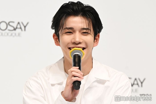 記者に「たくさん写真撮ってください～！」と呼びかける長尾謙杜（C）モデルプレス