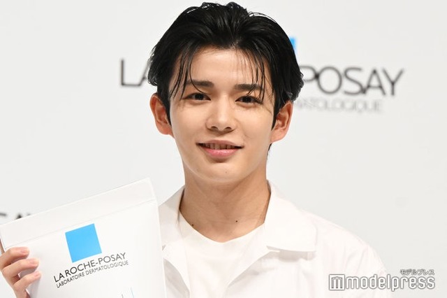 「ラ ロッシュ ポゼ」トーンアップUV アンバサダーに就任し、「我ながら肌がきれい」と自画自賛した長尾謙杜（C）モデルプレス