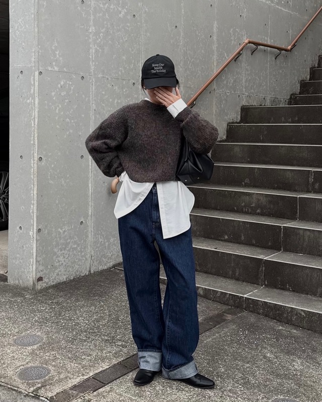 手抜きに見えないこなれ感。ショート丈ニット×白シャツのレイヤードで作る大人の最旬デニムスタイル【40代の毎日コーデ】