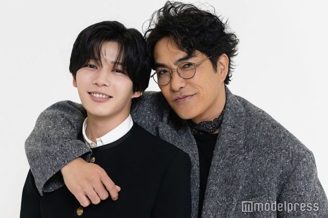 モデルプレスのインタビューに応じた長尾謙杜＆北村一輝（C）モデルプレス