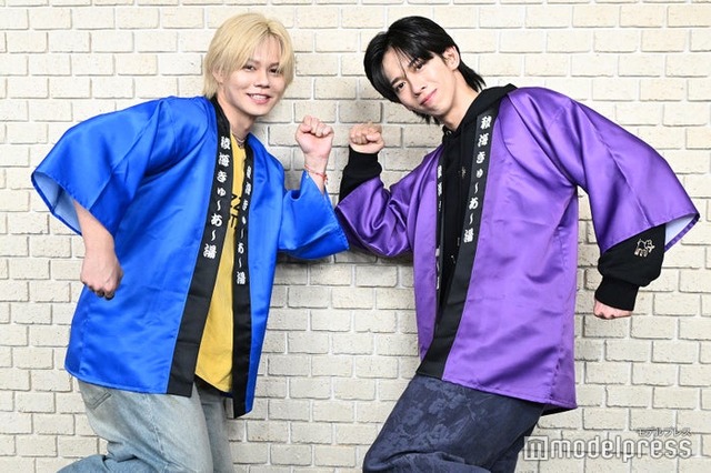 囲み取材に応じた小笠原海、船津稜雅（C）モデルプレス