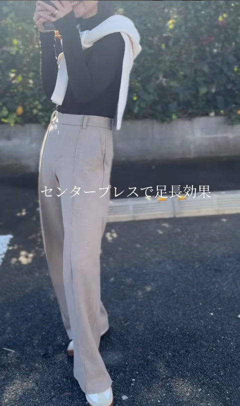 ユニクロの神パンツでスタイルアップ。スニーカーでもきれいめが叶う冬の最旬カジュアル【40代の毎日コーデ】