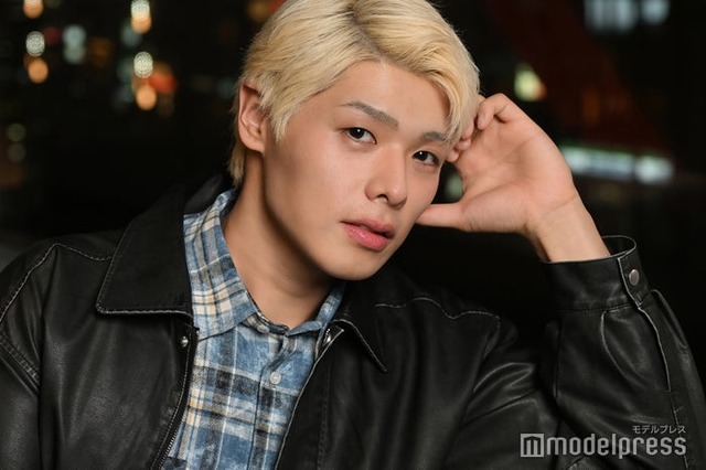 モデルプレスのインタビューに応じたトモアキ（C）モデルプレス