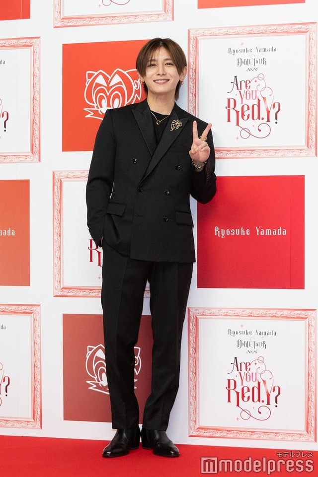 2ndアルバムとかけて「2」のポーズをお願いされるも「ピースに見えない…？」と不安をこぼしていた山田涼介（C）モデルプレス