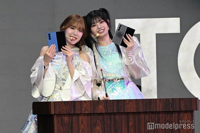 講師に扮したTSUZUMI（海老原鼓）、RINON（村上璃杏）（C）モデルプレス