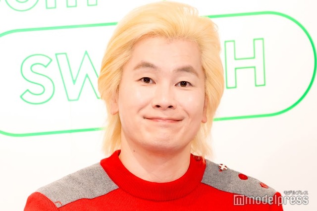 発表会に出席したカズレーザー（C）モデルプレス