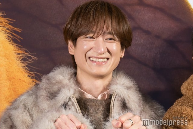 ビーバーのように拳を丸めた宮田俊哉（C）モデルプレス