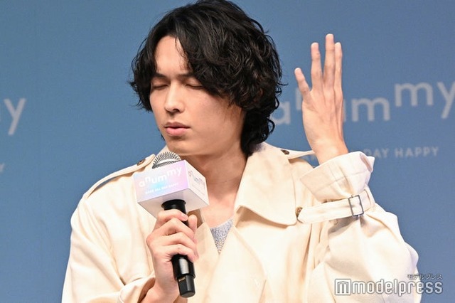 「ずっとパーマの話でごめんなさい」と謝罪する松村北斗（C）モデルプレス