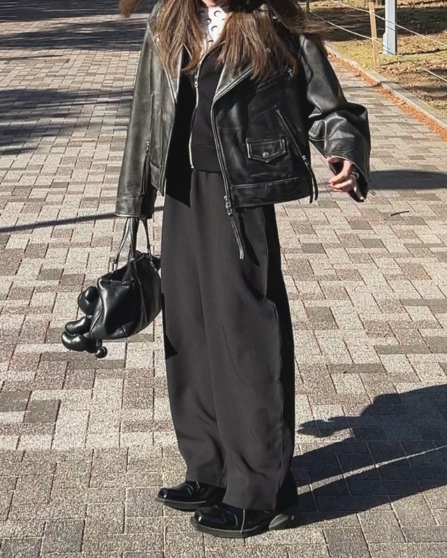 レザージャケットで魅せる冬の黒コーデ。ゆるっとしたカーブシルエットパンツ合わせがポイント【40代の毎日コーデ】