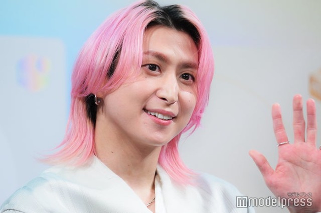 「気品に溢れている感じがします」と自画自賛の佐久間大介（C）モデルプレス