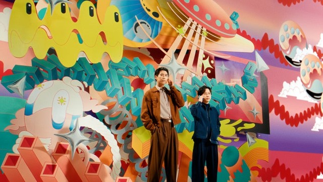 賀来賢人、二宮和也／ahamo新テレビCM「シンプる？ニノ×カク」篇（提供写真）