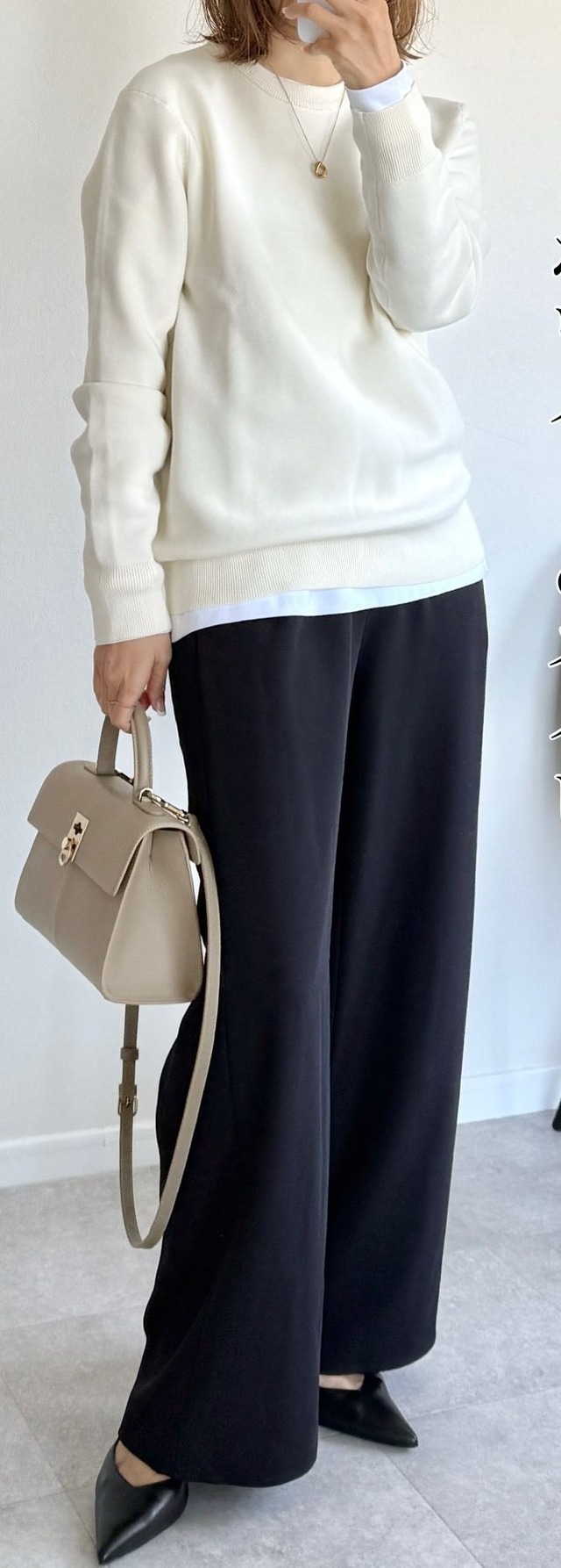 ユニクロの白ニット×ネイビーパンツで魅せる、大人の品格コーデ。ポイントはニットのきちんと感【40代の毎日コーデ】