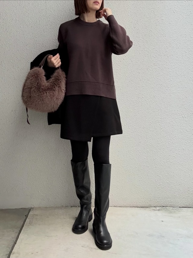 冬の装いをアップデート。ミニ丈スコート×ロングブーツで作る最旬バランス【40代の毎日コーデ】