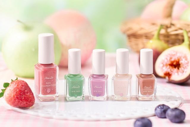 左から「パラドゥ　ネイルファンデーション（限定色）」「パラドゥ　ミニネイル（春新色）」 ／提供画像