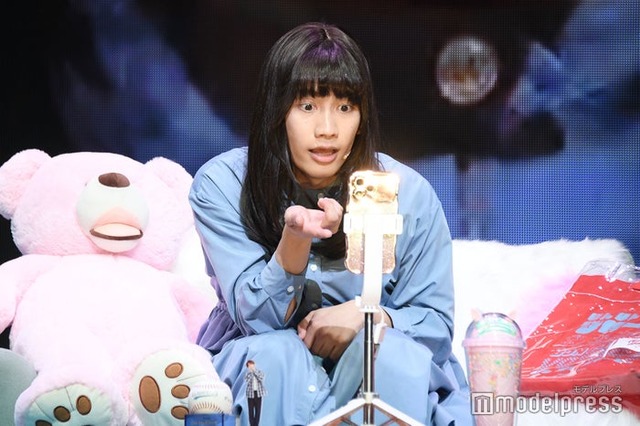 「スクショタイム早くない？」と指摘する丈子（藤原丈一郎）（C）モデルプレス