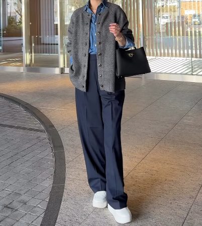 一枚でサマになるカーディガンをアウター風に着こなす。こなれ感たっぷりのリラックスな冬の装い【40代の毎日コーデ】