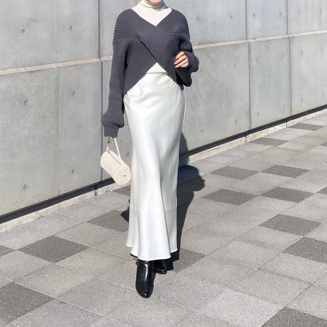 ユニクロの白タートルが名脇役。サテンスカートを冬から楽しむ大人のクリーンな着こなしテク【40代の毎日コーデ】