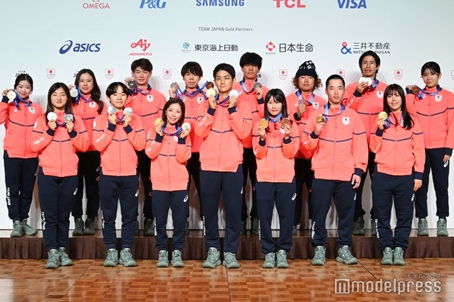 「第25回オリンピック冬季競技大会 TEAM JAPAN 帰国時記者会見」に出席した選手たち／（後列左から）中井亜美選手、吉田唄菜選手、森田真沙也選手、佐藤駿選手、木俣椋真選手、長谷川帝勝選手、堀島行真選手、野明花菜選手（前列左から）坂本花織選手、鍵山優真選手、三浦璃来選手、木原龍一選手、村瀬心椛選手、木村葵来選手、深田茉莉選手（C）モデルプレス
