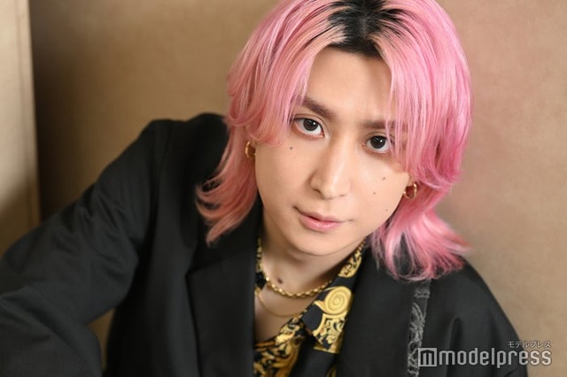 モデルプレスのインタビューに応じた佐久間大介（C）モデルプレス