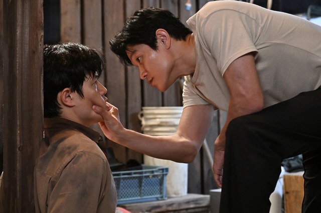 鈴木亮平と鈴木亮平「リブート」第5話（C）TBS