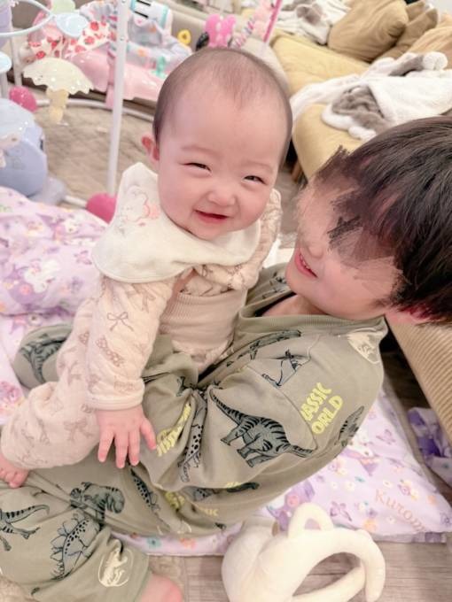 「愛が強め」辻希美、“妹が大好き”三男と次女の仲良し抱っこSHOTを公開