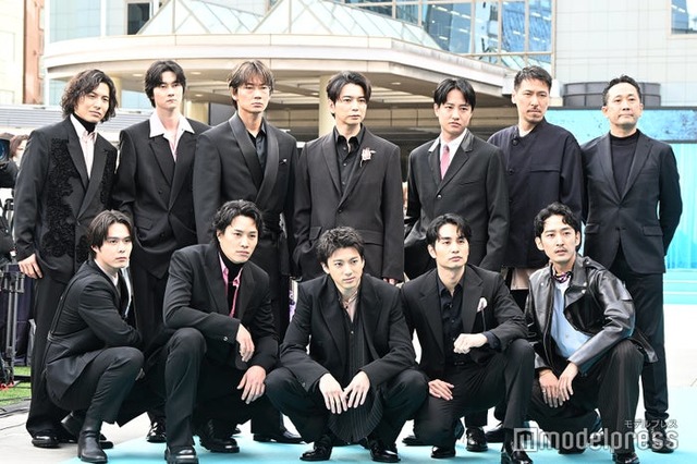 「ちるらん 新撰組鎮魂歌」浅黄色カーペットランウェイに登場した（後列左から）宮崎秋人、栁俊太郎、綾野剛、松本潤、藤原季節、岩永ひひお、渡辺一貴監督（前列左から）細田佳央太、鈴木伸之、山田裕貴、中村蒼、上杉柊平（C）モデルプレス