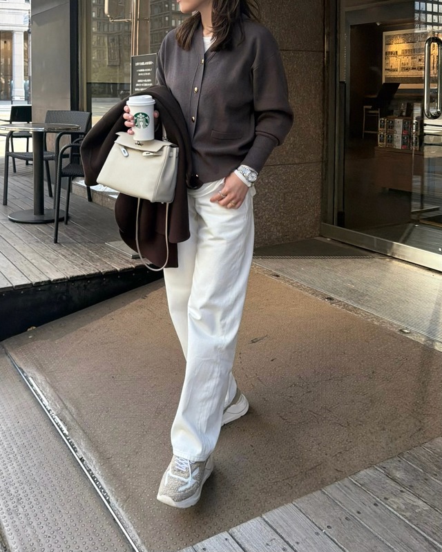 チャコール×ホワイトコーデ。ユニクロメンズデニムを品よく着こなす大人の休日スタイル【40代の毎日コーデ】