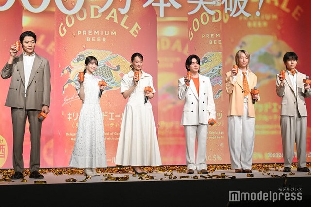 （左から）「キリングッドエール」5000万本突破！“大反響”御礼発表会に出席した鈴木亮平、浜辺美波、綾瀬はるか、Mrs. GREEN APPLE／大森元貴、藤澤涼架、若井滉斗（C）モデルプレス