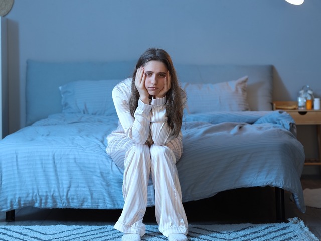 「明日も早いのに…」不安や緊張で眠れない！そんな夜には“セルフタッチ”が効果的？──メンタルヘルスの専門家がおすすめする触り方3つ