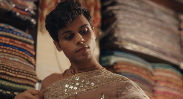 『サリーショップで』