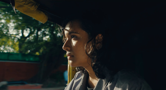 『サリーショップで』