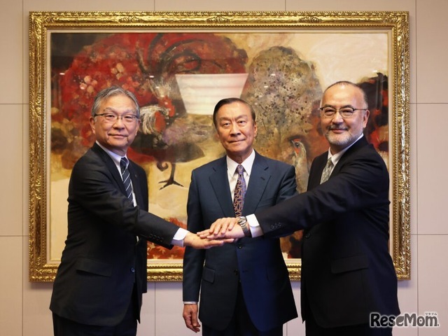 明治大学と竹中工務店、定期建物賃貸借契約締結のようす