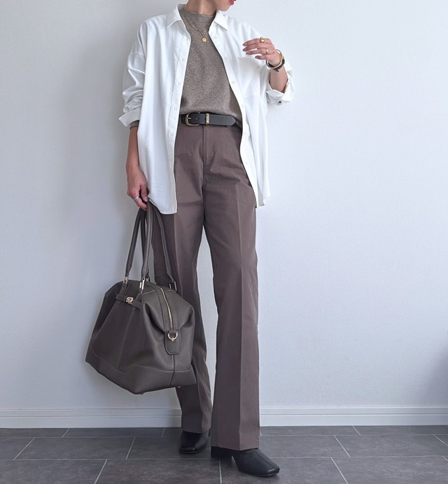 GUのドルマンスリーブシャツで魅せる白シャツコーデ。体型もカバーする洗練された大人の着こなし【40代の毎日コーデ】