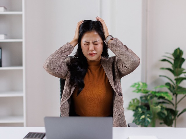 「感謝されないと不安」「評価されてない？」上司の機嫌や言動が気になって集中できない！そんな心理状態になる理由と対処法を、メンタルヘルスの専門家が解説