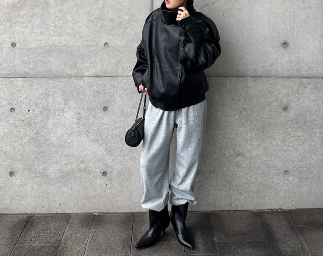 ZARAのレザージャケットでハンサムに。モノトーンで魅せる最旬スポーティスタイル【40代の毎日コーデ】