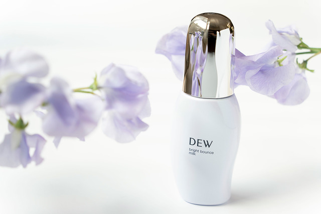 しょんぼり肌が、光を反射するツヤ肌に！ レフ板のようなDEWの新しいブライトニング乳液は大人肌の味方