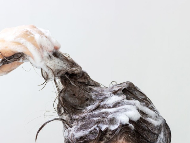 お風呂キャンセルしたい夜に。清潔感だけは死守する「大人の頑張らないヘアケア」