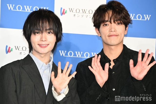 原嘉孝が現場で一点を見つめていると思いきや不意に笑顔を見せると「赤ちゃんが初めて笑った時みたい」と表現した大西流星（C）モデルプレス