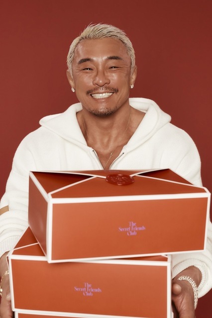 秋山成勲「シークレットフレンズ」(C) TEO corp.