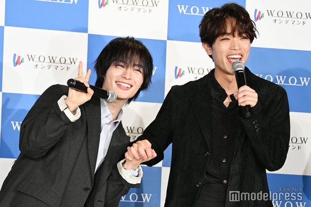 本番前になぜか恋人繋ぎをしていたことを再現した大西流星＆原嘉孝（C）モデルプレス