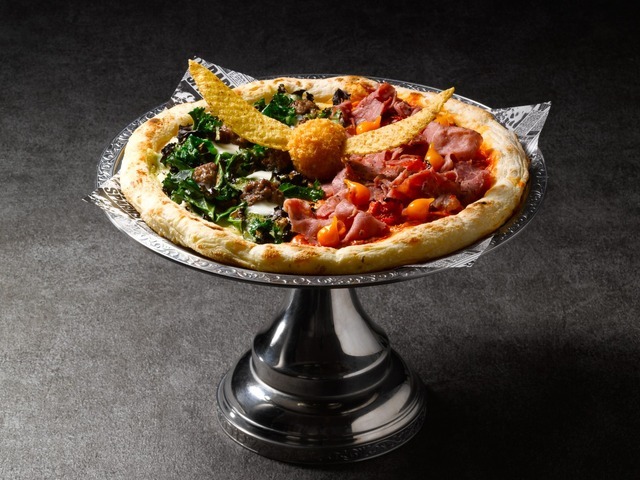 クィディッチピザ ～グリフィンドール VS スリザリン～：¥2,800（税込）／「ホグワーツからの招待状」限定メニュー