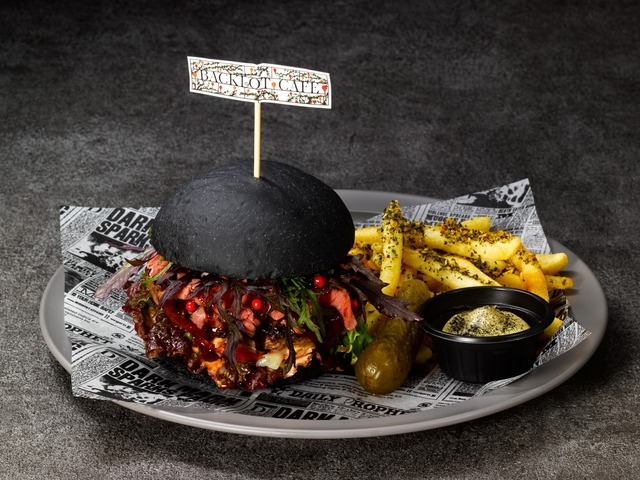 プレミアムバーガー ～禁じられた森～：¥2,500（税込）／「ホグワーツからの招待状」限定メニュー