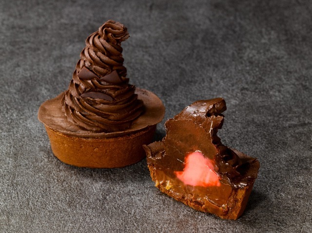 組分け帽子チョコレートタルト：550円（税込）／「ホグワーツからの招待状」限定メニュー