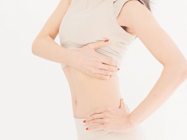 お腹じゃなくて胸だった！ “骨盤マニア”が教える「くびれができる胸ほぐし」がすごい