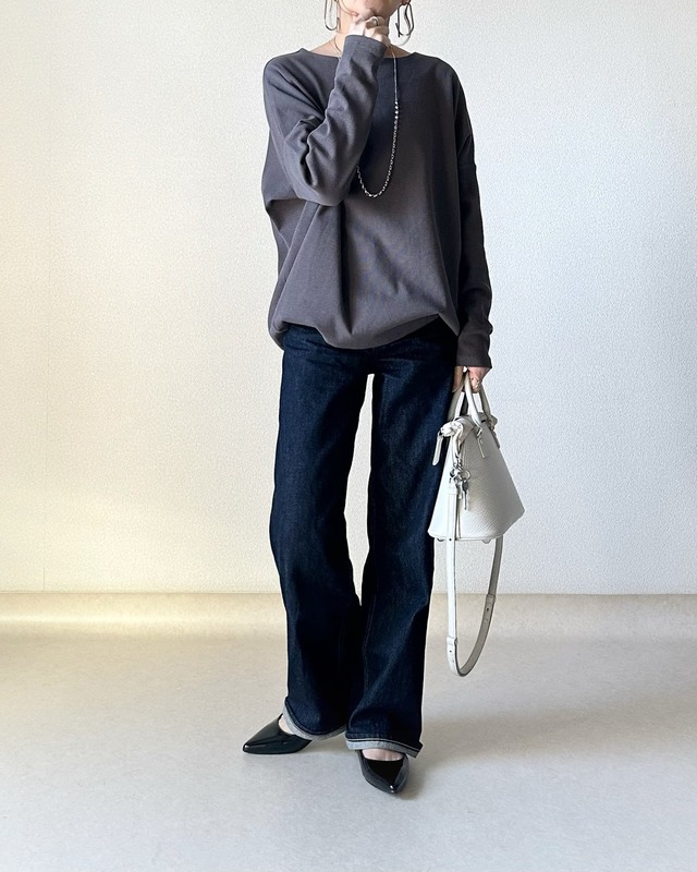 春の訪れはパンプスで。カットソー×濃紺デニムのデイリー服に軽さを出す足元スタイルとは【40代の毎日コーデ】