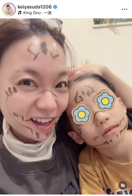 保田圭、8歳息子と『呪術廻戦』キャラになりきり！「親子で仲良し」「楽しそう」の声