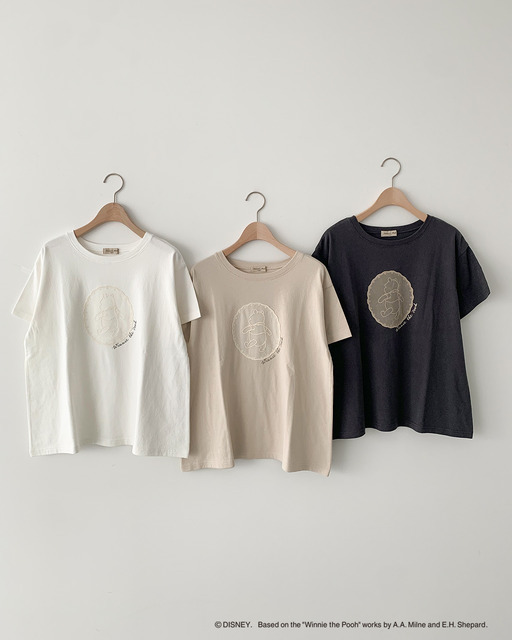 【Disney】くまのプーさん/レースモチーフTシャツカラー：オフ/ベージュ/ブラック価格：￥3,850